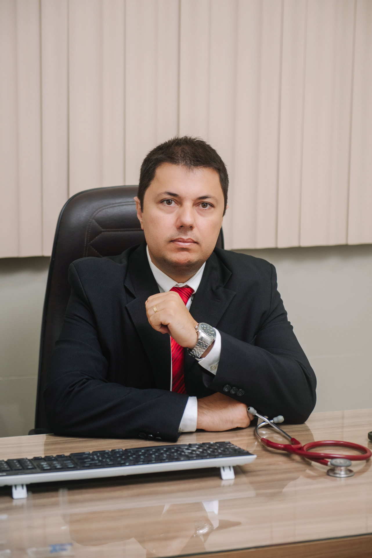 Dr. Herbert Félix, cirurgião torácico, em seu consultório em Fortaleza